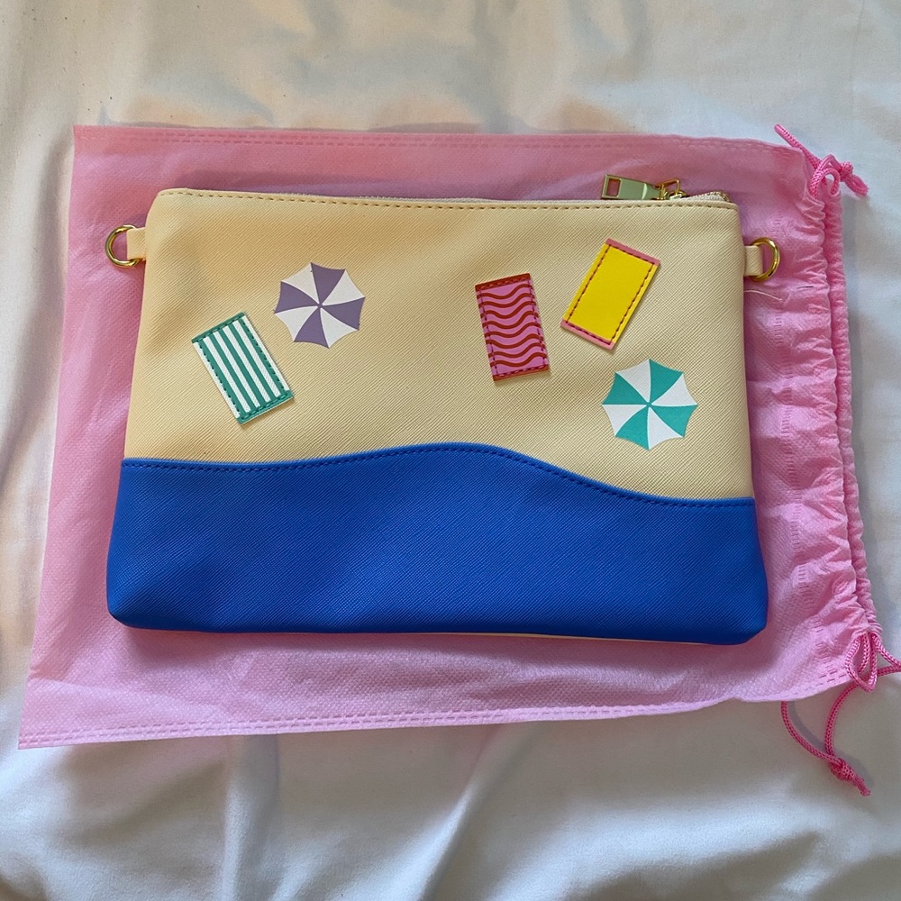 Can’t clutch this beach clutch